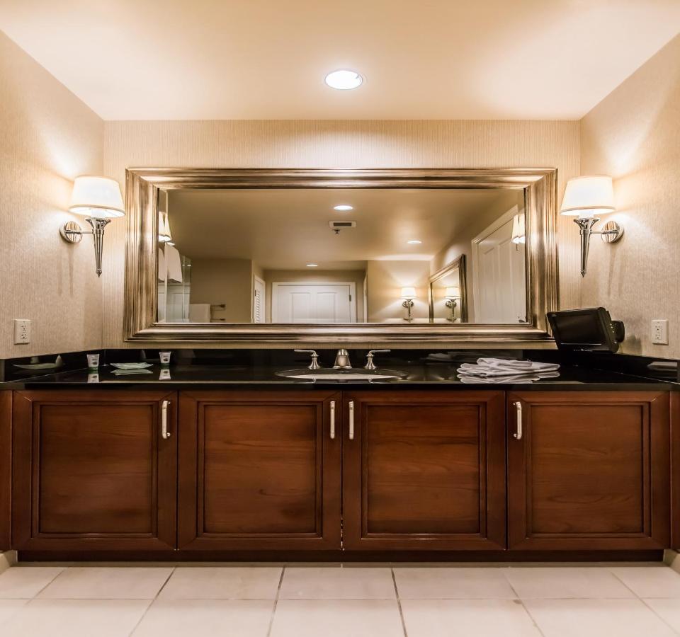 Apartment 1br Penthouse-stripview-free Parkin-no Fees