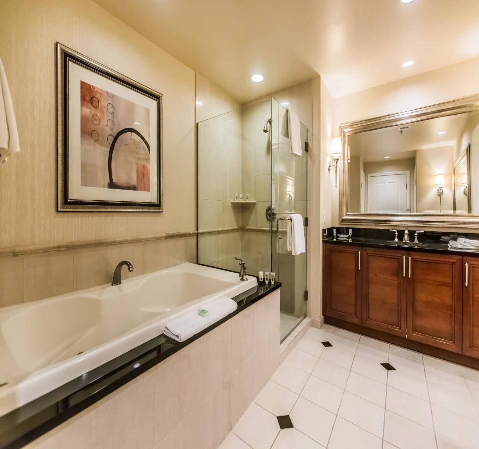 1br Penthouse-stripview-free Parkin-no Fees Apartment