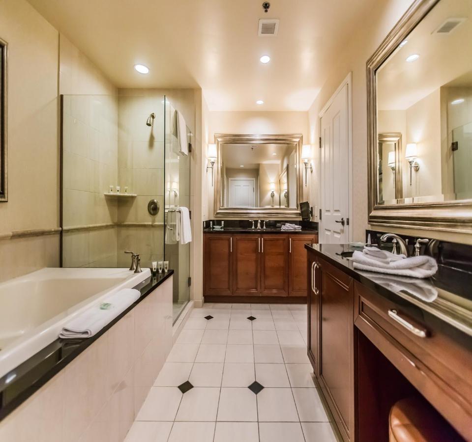 Apartment 1br Penthouse-stripview-free Parkin-no Fees
