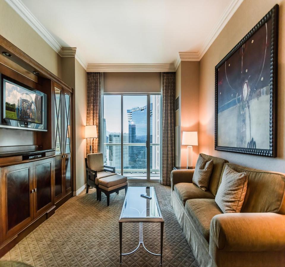 1br Penthouse-stripview-free Parkin-no Fees Apartment *