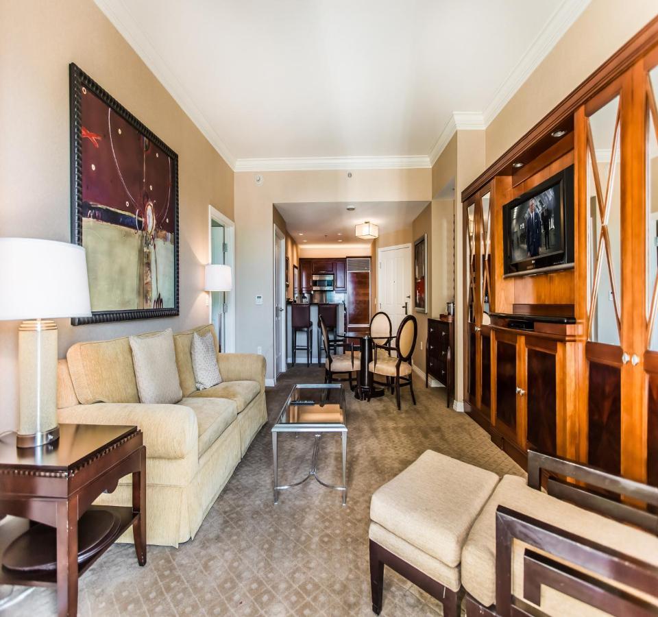 1br Penthouse-stripview-free Parkin-no Fees Apartment
